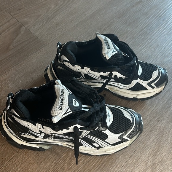 MEN'S RUNNER SNEAKER BALENCIAGA WHITE AND BLACK SIZE 6 - Picture 3 of 3